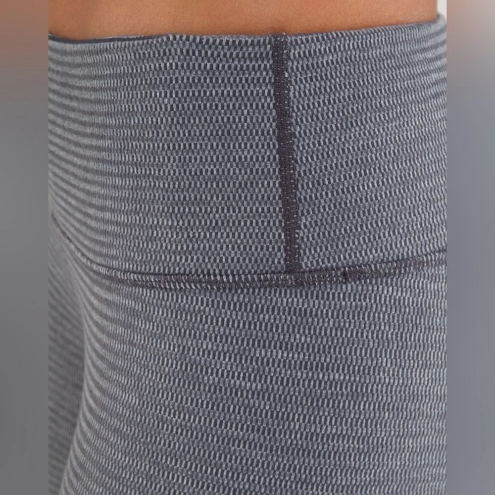 Lululemon Wunder Under Crop Reversible Tights in Grey, size 4 - Picture 8 of 12